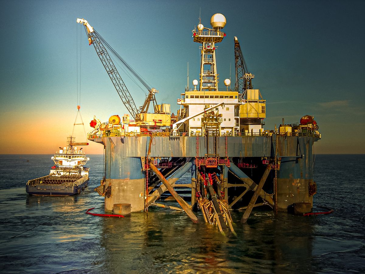 Pompă de extracție petrol în câmpul petrolier românesc